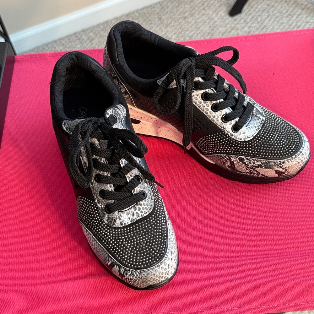Stylish Black and White Women's Sneakers